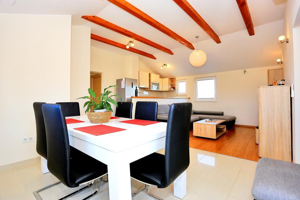 Apartment Pa Ve Murter Exterior foto