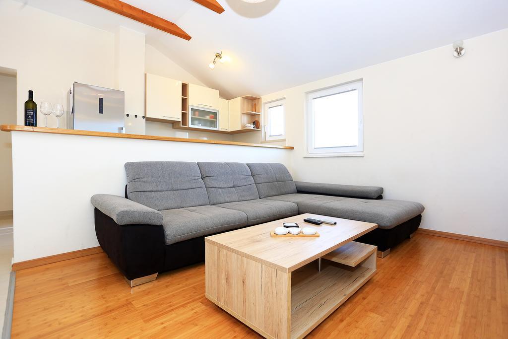Apartment Pa Ve Murter Exterior foto