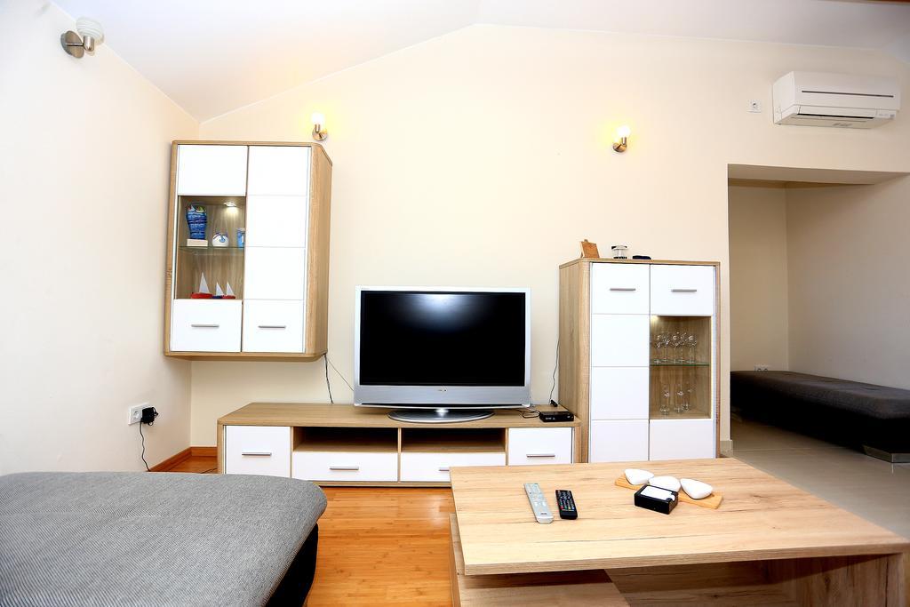 Apartment Pa Ve Murter Exterior foto