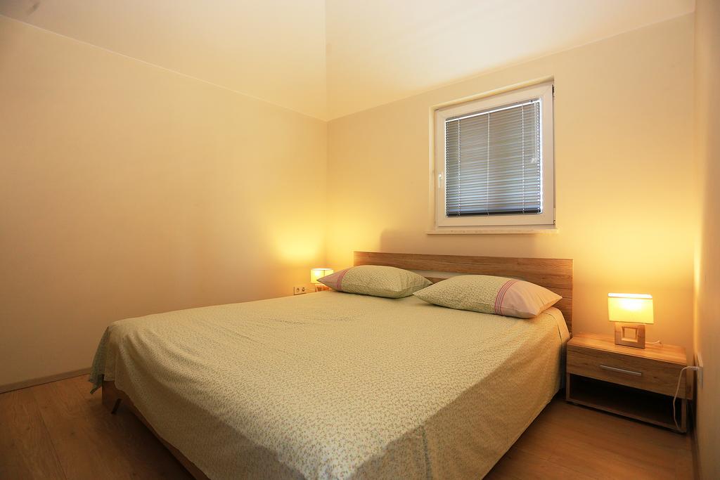 Apartment Pa Ve Murter Exterior foto